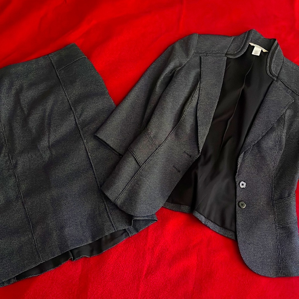 🌟White House black market suit🌟 Blazer size 2 skirt size 4. Barely worn.
